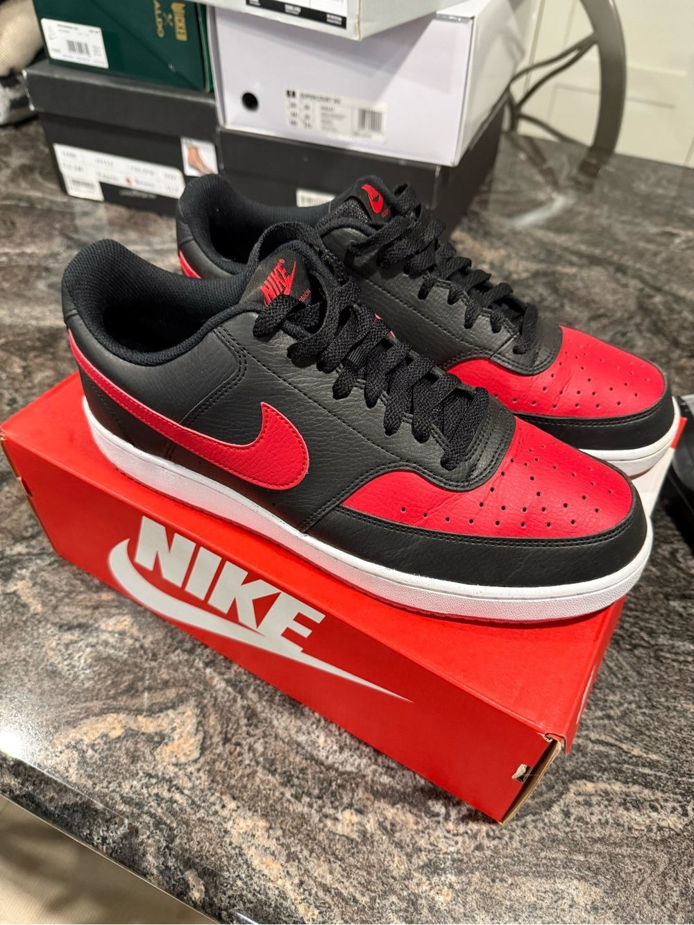 NIKE Men's Low-Top Sneakers in Black/Red